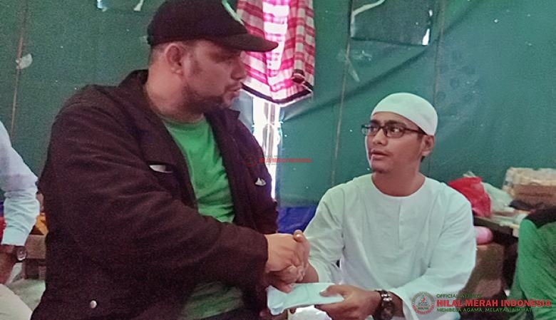 Ketua Umum DPP HILMI-FPI, Habib Ali Al Hamid, menerima sumbangan donasi dari Wakabid DPW FPI Bekasi Kota, Habib Alwy untuk kemudian diserahkan kepada para korban