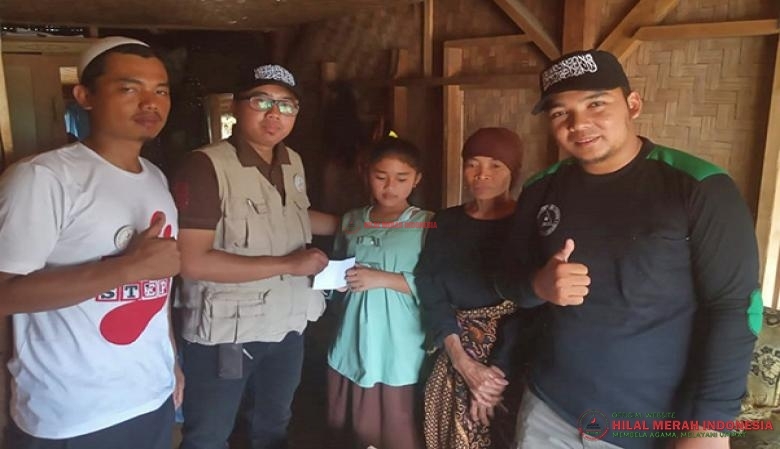Tim HILMI-FPI DPW Sukabumi bersama para korban selamat musibah tanah longsor di Desa Sirnaresmi, Kecamatan Cisolok, Kabupaten Sukabumi