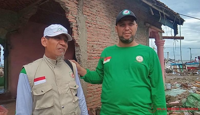 Ketua Umum DPP HILMI-FPI Ali Al Hamid bersama Haji Ujang, Ketua DPW HILMI-FPI Cibaliung di lokasi bencana tsunami di Kecamatan Sumur, Pandeglang-Banten