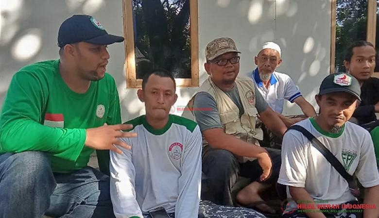 Ketua Umum DPP HILMI-FPI, Habib Ali Al Hamid, beserta para relawan HILMI-FPI Jawa Barat yang berada di Posko III, di Pandeglang-Banten