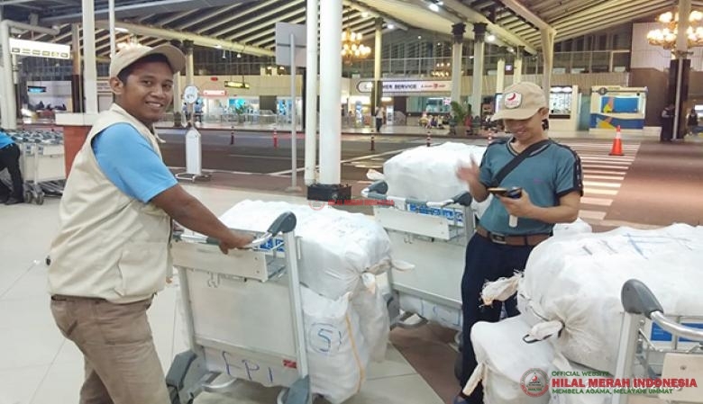 Relawan DPP HILMI-FPI mendistribusikan bantuan korban gempa dan tsunami di Palu, Sulawesi Tengah