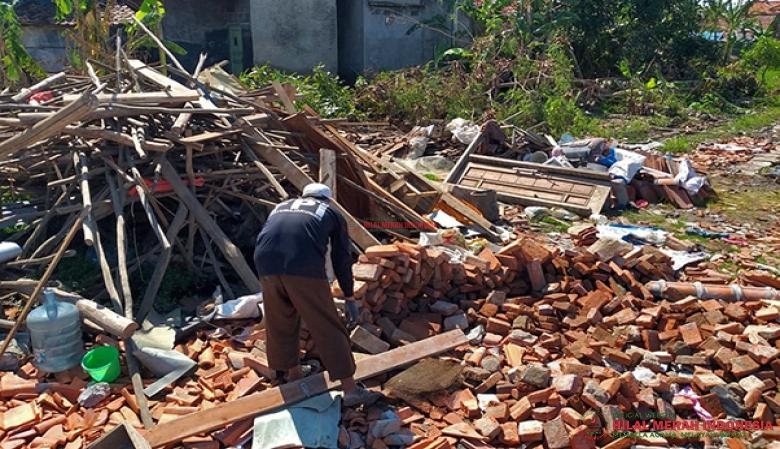 Relawan FPI CIAYUMAJAKUNING tengah membantu pengerjaan rumah salah satu korban angin puting beliung