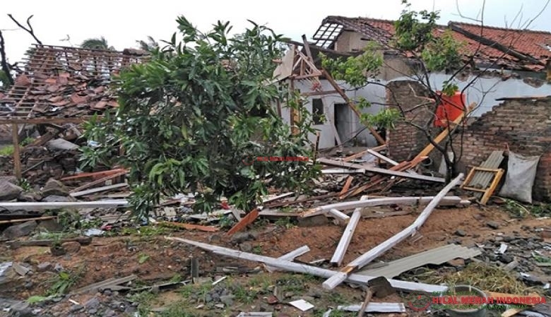 Salah satu rumah warga yang hancur terkena derasnya angin puting beliung