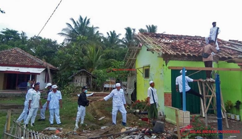 Beberapa Laskar FPI langsung terjun ke lokasi terdampak angin puting beliung di Kabupaten Karawang