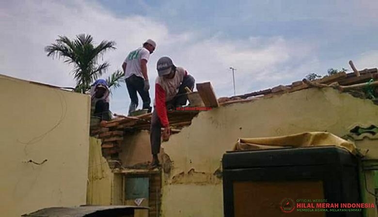 Beberapa relawan FPI dari Cirebon, Kuningan, Majalengka dan Indramayu dan Tegal terlihat sedang membantu rumah warga yang hancur diterjang Puting Beliung