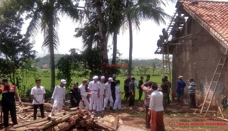 Para Laskar dari DPW Cianjur terjun ke lokasi bencana puting beliung di Desa Sukaluyu