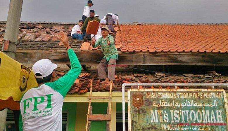 Tim relawan FPI Cirebon mempersiapkan material untuk membantu perbaikan atap MTs Al Istiqomah dan rumah milik Mashuri yang mengalami kerusakan akibat puting beliung
