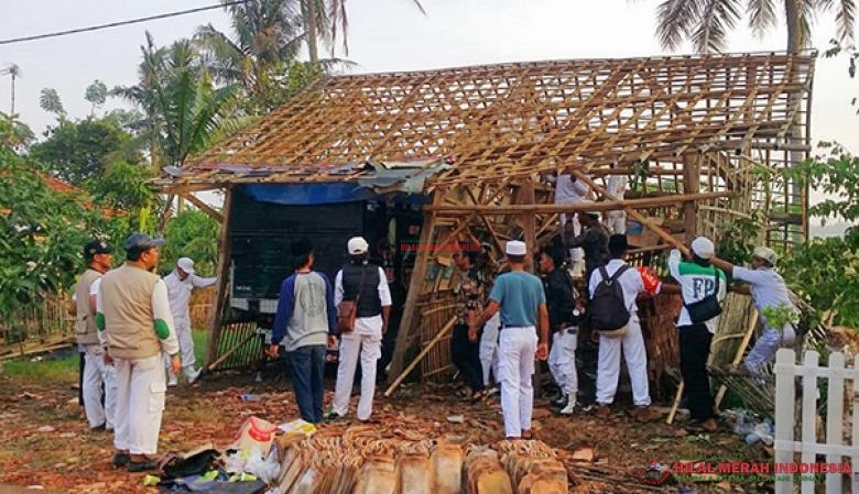 DPW HILMI-FPI Karawang beserta 20 laskar membantu memugar rumah jompo, Mak Ilik salah seorang korban Puting Beliung