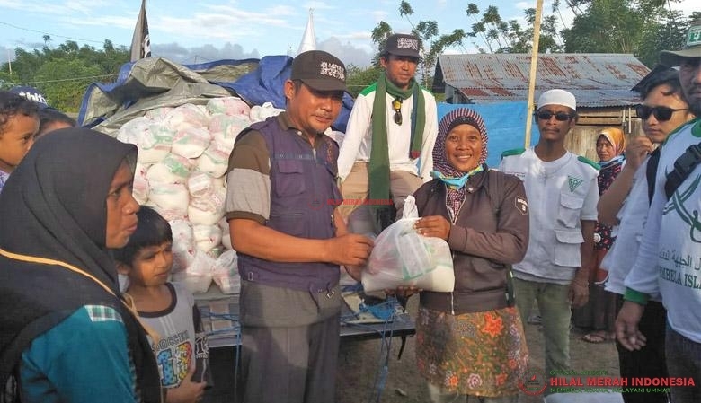 Ustadz Sugianto Kaimudin saat secara simbolis menyerahkan bantuan kepada perwakilan pengungsi.