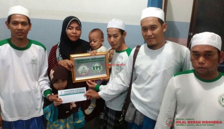 Para pengurus DPC FPI Cikarang Utara, saat menyerahkan bantuan kepada pihak keluarga.