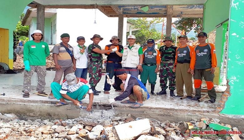tim Relawan HILMI-FPI LAMPUNG, TNI-AD, Baiturrahman Peduli (Bontang,Kal-Tim), Santana(Santri Tanggap Bencana), Warga Masyarakat Desa Kunjir, berkolaborasi untuk merenovasi Musholla Nurul Iman