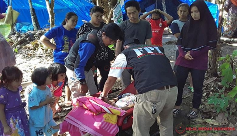 Relawan DPD HILMI-FPI Lampung mengevakuasi Galang Erlangga ke RSUD Dr.H.Abdul Moeloek, Bandar Lampung