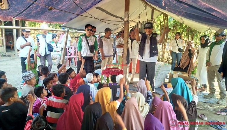 Ustadz Sugianto Kaimudin berserta rombongan saat melakukan trauma healing di hadapan anak-anak.