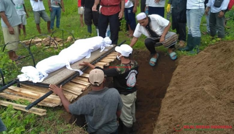 Sesosok mayat ini merupakan salah satu korban tsunami Banten yang memiliki gangguan jiwa