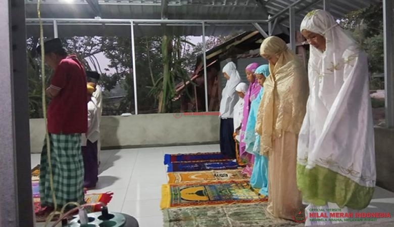 Para Mualaf saat ini sedang beribadah di Musholla yang sudah didirikan oleh HILMI-FPI NTB