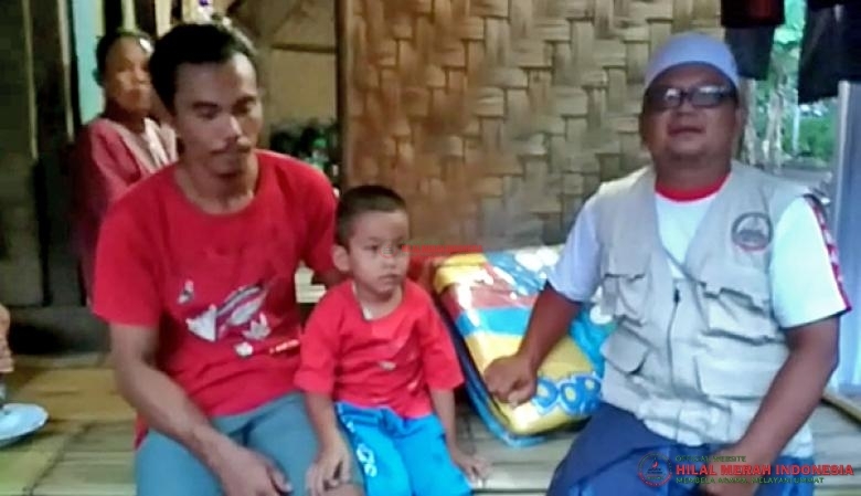 Relawan HILMI-FPI bertemu dengan salah seorang anak yatim yang juga menjadi korban tsunami di Desa Taman Jaya, PAndeglang-Banten