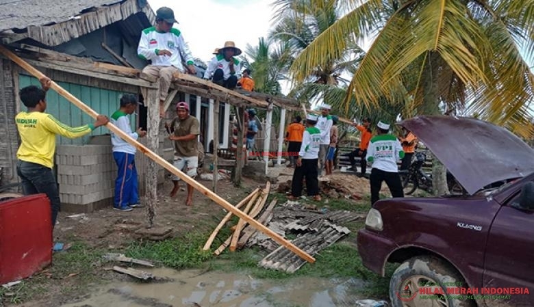 Para relawan HILMI-FPI Lampung bersama warga sedang merenovasi beberapa rumah warga yang terkena dampak bencana puting beliung di desa Labuhan Maringgai Lampung Selatan