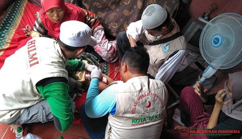 Tim medis HILMI-FPI Kota Bekasi sedang melakukan khitan kepada Maulana