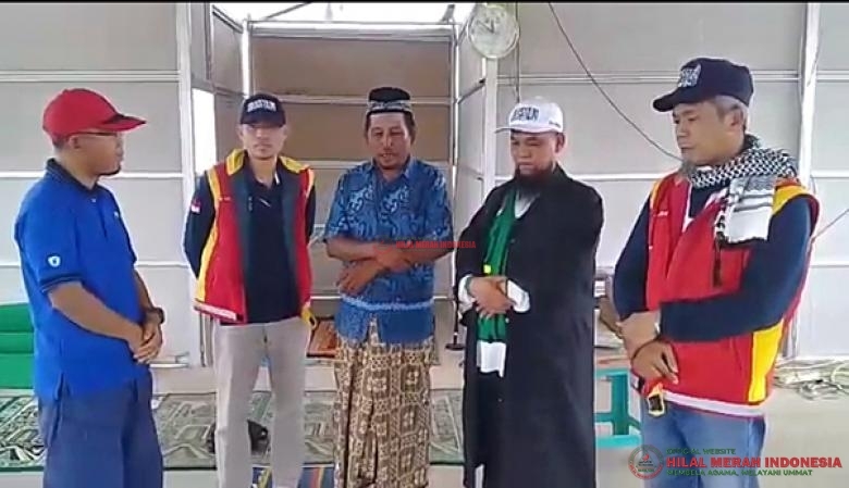 Relawan Thibun Nabawi Ustad Abu Heri dan Dr. Rudolf dari Perkumpulan Dokter Umum Indonesia diantar oleh M. Abdullah (Bang Ula), Abu Qois ke lokasi Masjid Mujahidin