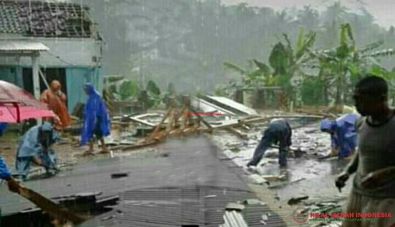Hujan disertai angin kencang telah merobohkan rumah warga, beberapa relawan dari FPI beserta warga membantu membersihkan material