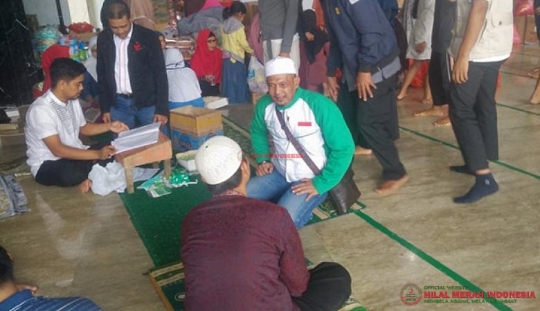 Salah seorang Relawan DPW FPI Makassar sedang menanyakan kondisi kesehatan warga yang mengungsi di Puskesma Palangga, Gowa-Sulsel