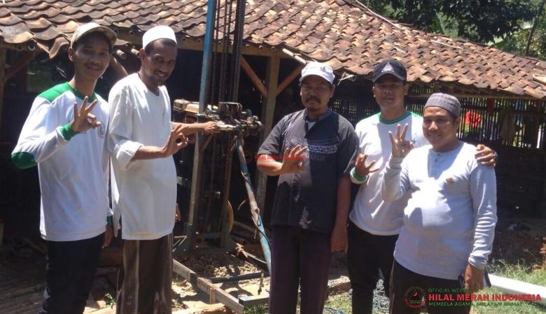 Ketua DPC FPI Cibarusah, Habib Abdurahman Aljufri berserta para laskar, saat memeulai pembangunan sumur bor.