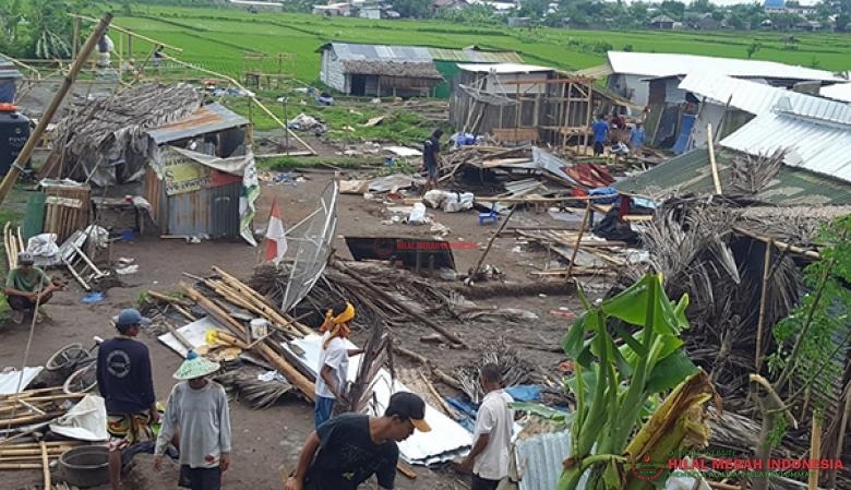 Musibah puting beliung yang telah berhasil memporak porandakan sebagian wilayah di Dusun Karang Bedil, Desa Gondang, Kecamatan Gangga, Lombok