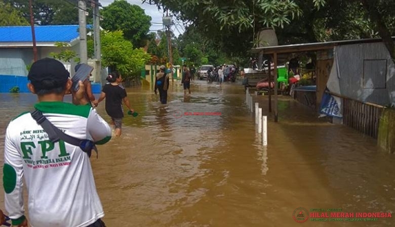 Relawan FPI menyusuri daerah korban banjir di Kabupaten Gowa
