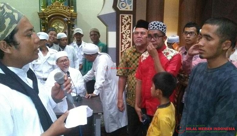 Penyerahan bantuan dari HILMI-FPI kepada pihak perwakilan keluarga Ibu Rosliana.