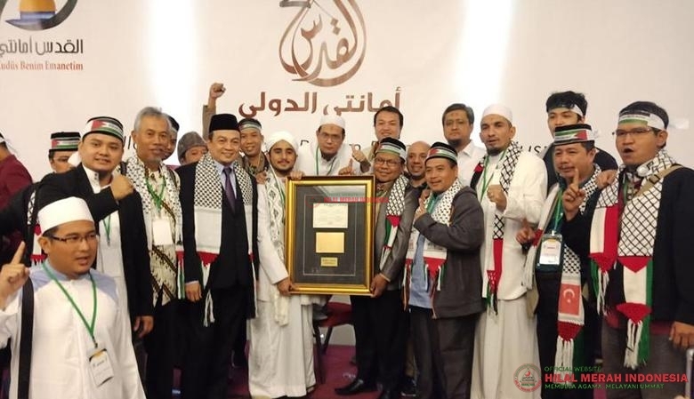 Sejumlah tokoh islam, termasuk di antaranya dari Front Pembela Islam (FPI) saat menerima penghargaan.