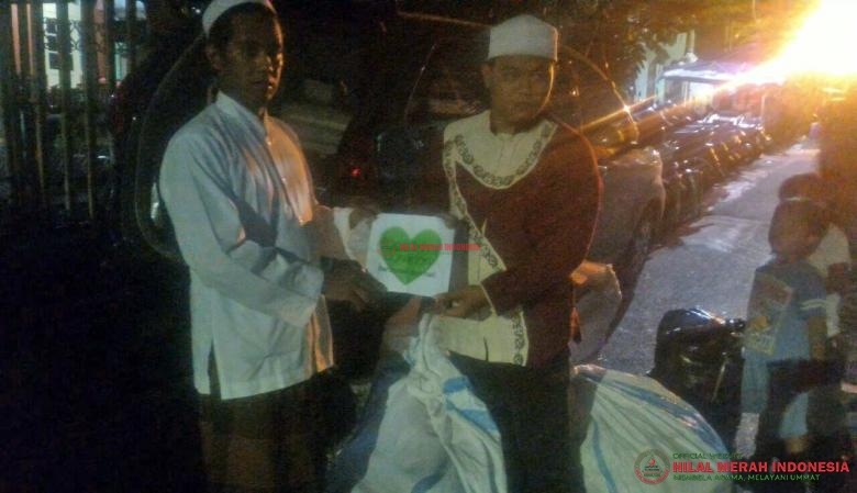 Ketua DPD HILMI DKI Jakarta, Ahmad Yani Mansyur saat menyerahkan bantuan.