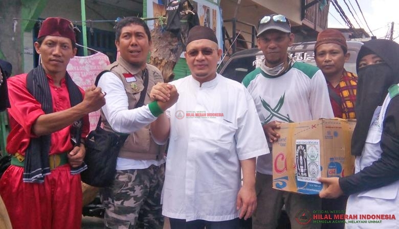 Ketua Tanfidzi DPD FPI DKI Jakarta, Abuya Abdul Madjid saat menyerahkan simbolis bantuan.
