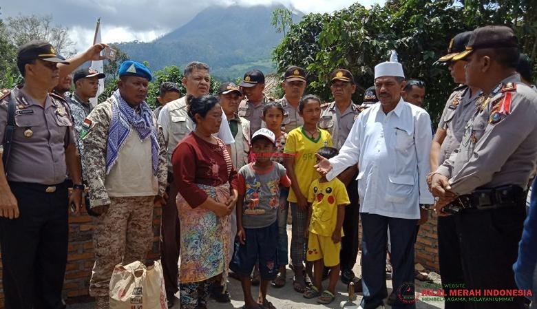 Ibu Susana salah seorang warga Nasrani saat bertatap muka dengan para rombongan FPI Sumut dan Poldasu.