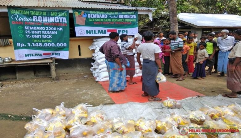 Masyarakat Rohingya antusias mengantri untuk mendapatkan paket sembako.