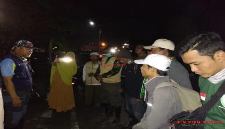 Ustad Sugianto Khaemudin melakukan briefing bersama tim relawan HILMI-FPI Palu untuk melakukan penyusuran korban tertimpa longsor di desa Tomodo, Sigi, Palu- Sulawesi Tengah
