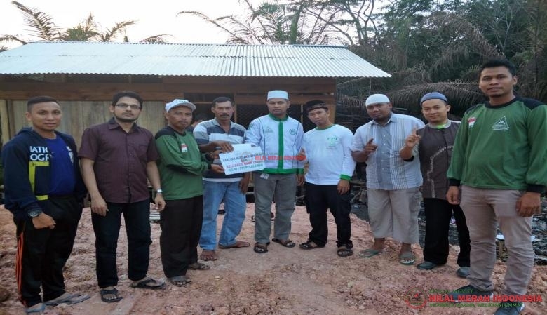 Rombongan HILMI-FPI Pelalawan saat menyerahkan bantuan kepada Pak Rabani.