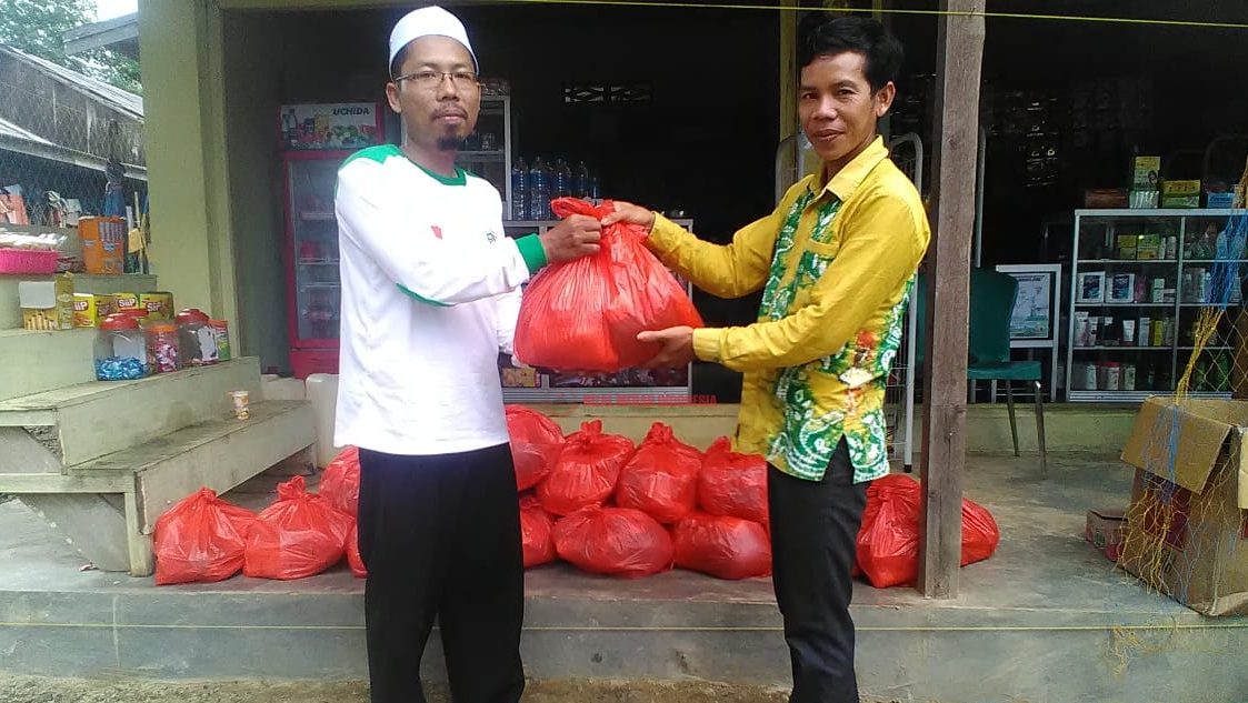 FPI Kotabaru Salurkan 35 Paket Sembako untuk 2 Desa Korban Banjir