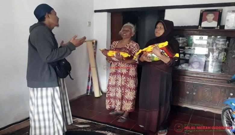Andre saat memberikan sedekah kepada janda-janda tua.