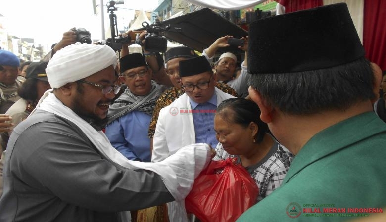 Imam DPD FPI DKI Jakarta, Habib Muchsin bin Zaid Al-Attas, saat memeberikan santunan kepada kprban banjir.
