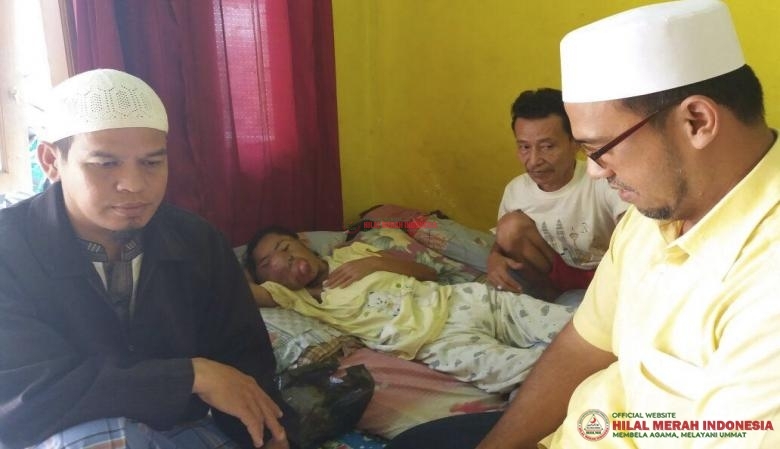 Habib Ali Al Hadi (kanan) didampingi Ustadz Rohmat (kiri) saat menjenguk Ibu Ramsah .