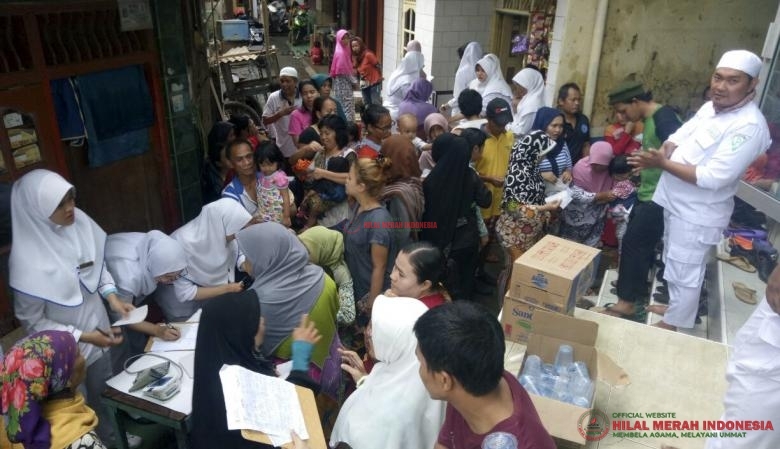 Suasana safari pengobatan gratis HILMI-FPI di Kampung Pulo, Jakarta Timur.