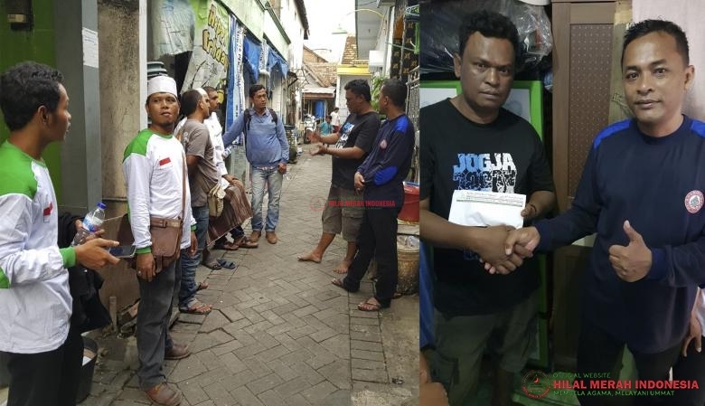 Para pengurus DPW FPI Gresik saat mendatangi rumah Mat Kholil, ayah dari Fajri Rhomadon. (insert) saat penyerahan bantuan.