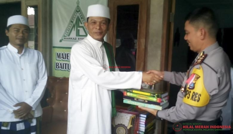Ketua DPW FPI Langkat, Ustadz Riza Azhari saat menerima infaq Al Quran dari Kapolres Langkat AKBP. Dede Rojudin, SIK.