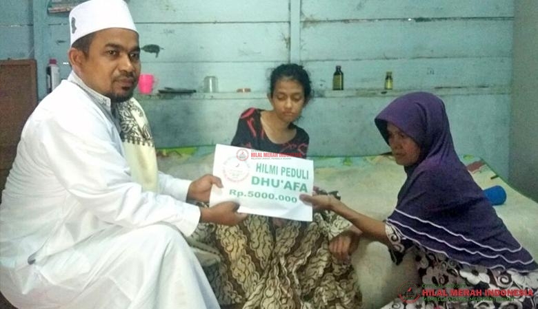Ketua FPI Aceh, Tengku Muslim At-Tahiri saat memberikan bantuan kepada Habibah.