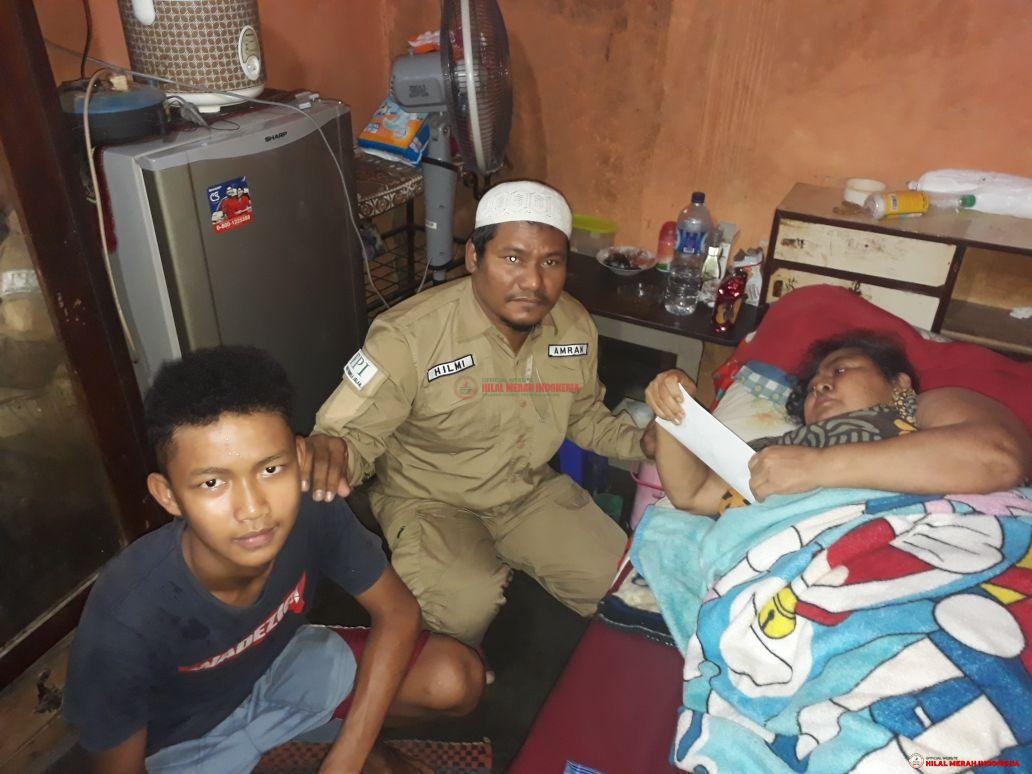 Amran Aji dari Hilal Merah Indonesia (HILMI) saat menjenguk Ibu Nurhayati.