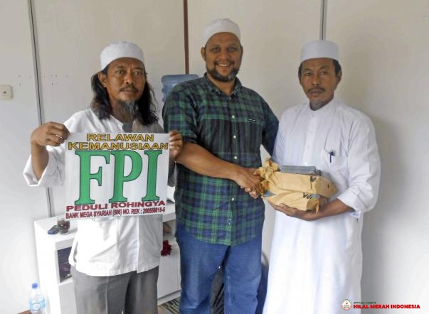 Abdul Rahman selaku Panglima Daerah FPI Sulsel (kanan) saat menyalurkan dana bantuan untuk Rohingya kepada HILMI.