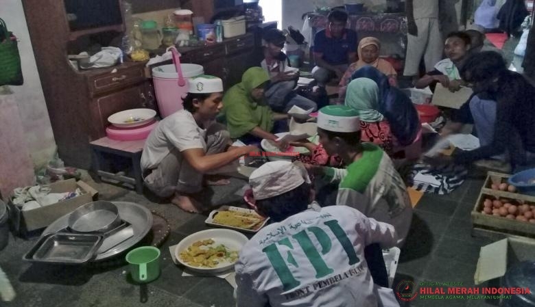 Suasana dapur umum FPI Brebes di Kecamatan Losari, Brebes, Jawa Tengah.