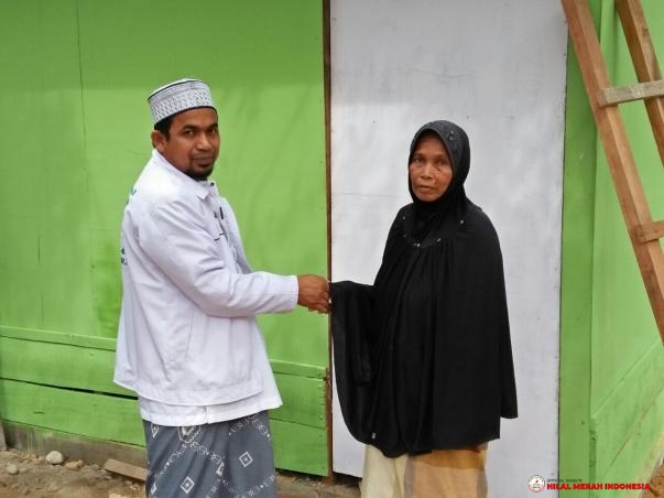 Tengku Muslim At Thahiri selaku Ketua DPD FPI Aceh saat menyerahkan secara simbolis peresmian rumah kepada Ibu halimah.