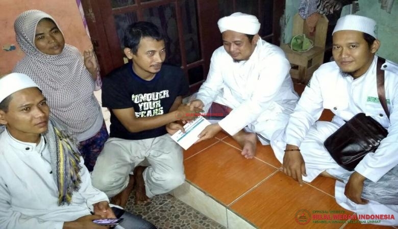 Ketua DPC FPI Cikarang Utara, Ustadz M. Rudi Woter saat memberikan bantuan kepada Bapak Dasman Firmansyah.