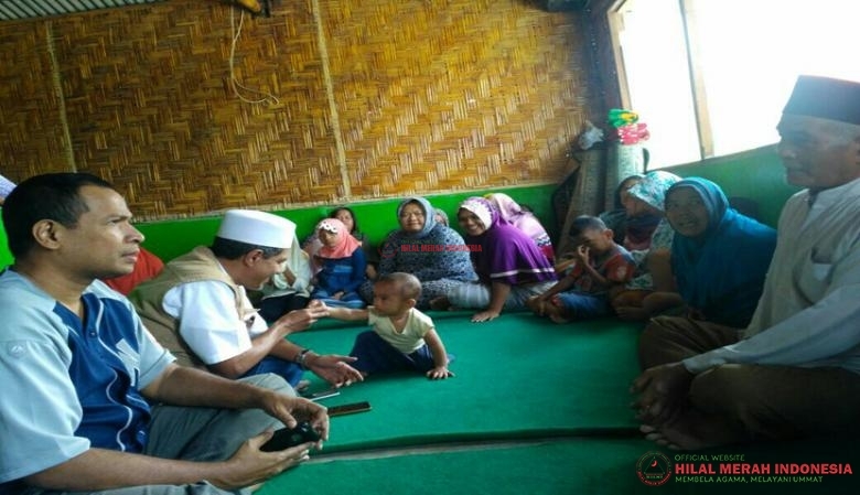 Ketua Tanfidzi DPD FPI Sumatera Utara, Sayyid Hud Alattas saat berdialog dengan warga Sinabung.